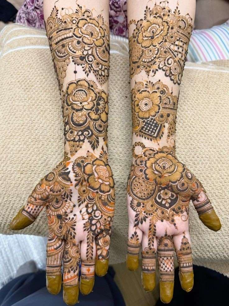 Contemporary Flora & Arabic Contours